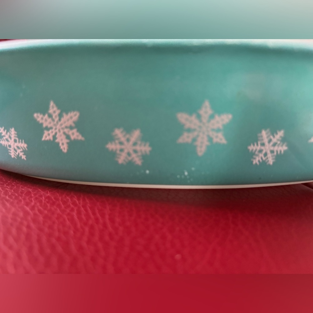 Pyrex Snowflake Divided Dish - Picture 8 of 9